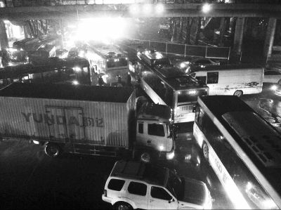 郑州文化路大修首日堵到深夜 50辆公交堵成小