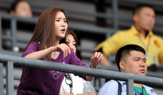 川足美女董事长艾如初出茅庐出演《裸婚时代》