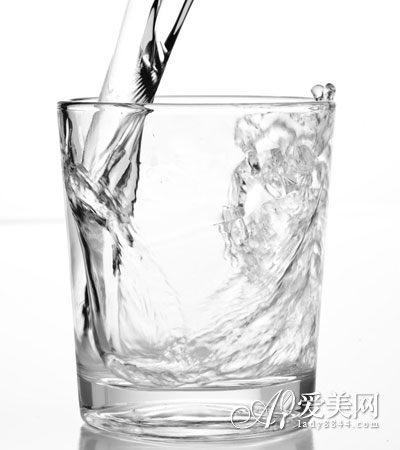  1天的喝水时间表 这样喝水排毒又养颜 