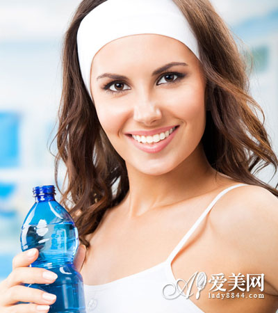  1天的喝水时间表 这样喝水排毒又养颜 