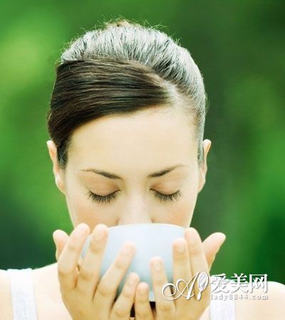  1天的喝水时间表 这样喝水排毒又养颜 
