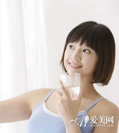  1天的喝水时间表 这样喝水排毒又养颜 