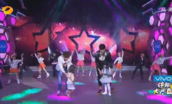 快乐大本营直播:爸爸去哪儿海选场 星爸萌娃让