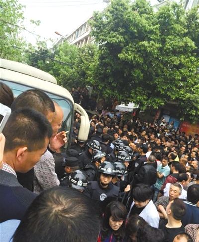 还原浙江苍南城管<em>打人</em>事件过程 挑事涉案者多