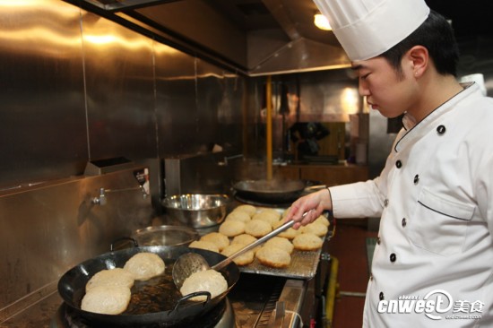 陕西美食是怎样练成的:泡泡油糕见风消
