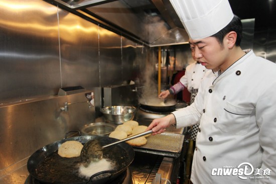 陕西美食是怎样练成的:泡泡油糕见风消