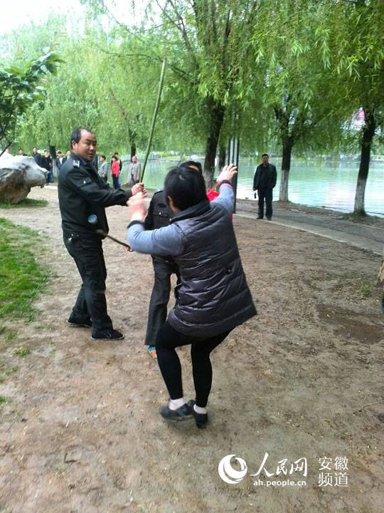 公务员与家人散步被合肥城管棍棒殴打 回应:打