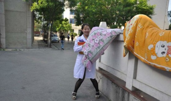 18岁卫校女生真实生活 看尸体想吐(组图)