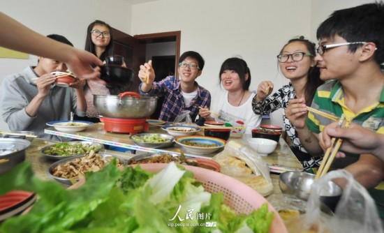 郑州大学生开办自助餐饮屋 生意火爆