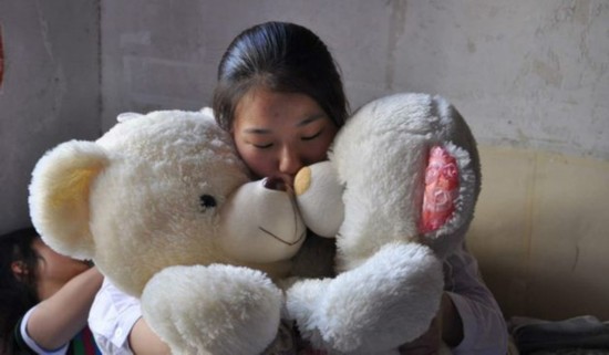 18岁卫校女生真实生活 看尸体想吐自己给自己