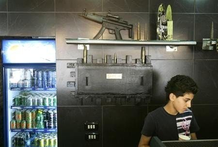 重庆 南部/黎巴嫩贝鲁特南部郊区一家军事主题快餐店，名为“面包与枪炮“...