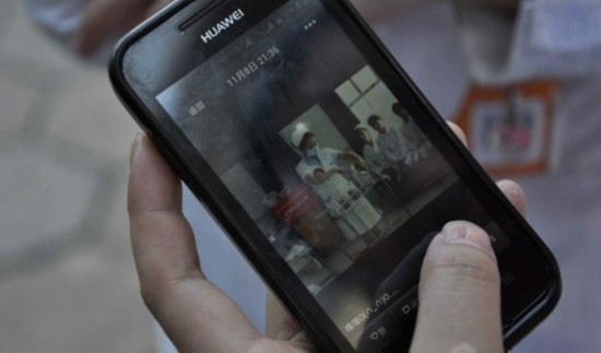 18岁卫校女生真实生活 看尸体想吐自己给自己