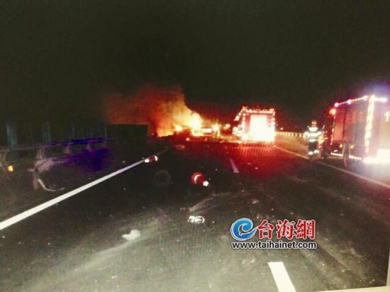 漳州:女子撤离车祸现场 跨出护栏跌落20米桥下