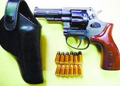 上海民警开始佩枪上街巡逻 15种情况可开枪