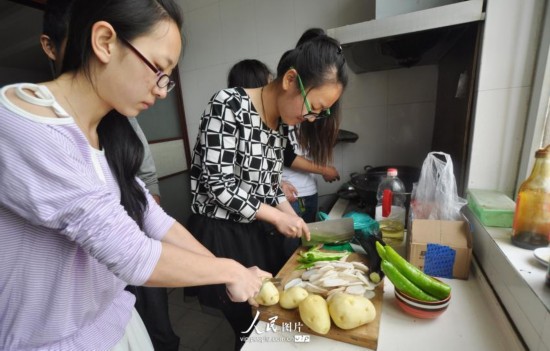 郑州大学生开办自助餐饮屋 生意火爆