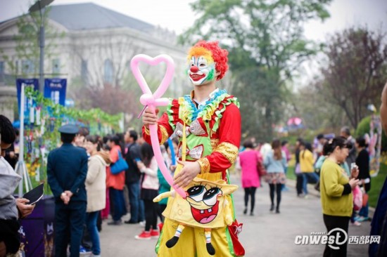 西北首届蝴蝶嘉年华开幕 变身香妃吸引美丽蝴