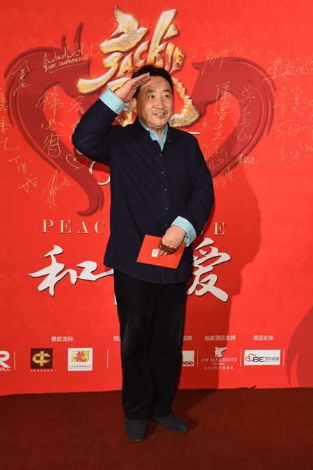 <em>姜昆</em>携一家三口外出 一手揽娇妻一手搂<em>女儿</em>【