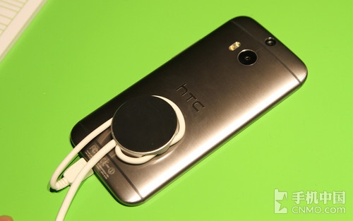 ���ݾ��������۾� HTC One M8�{������ 