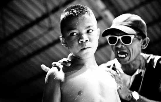 泰国7岁儿童参加职业拳赛 只为缓解家庭贫困