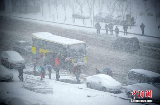 新疆多地迎极端天气 北疆暴雪南疆沙尘(高清组
