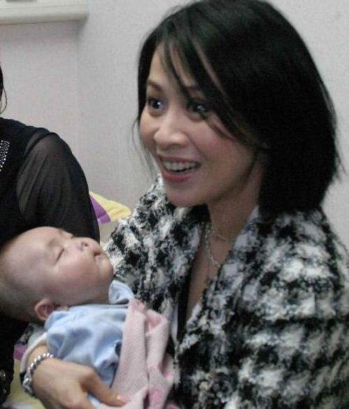 高龄女星求子出怪招:改名 吃壁虎 求高僧