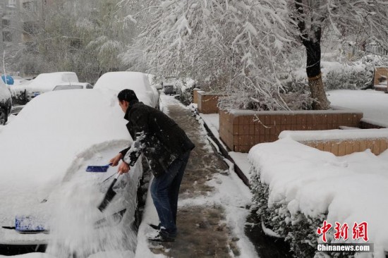 新疆多地迎极端天气 北疆暴雪南疆沙尘(高清组