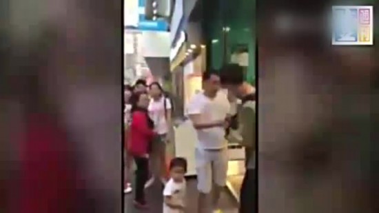 警方还原幼童小便事件:2岁幼童是男孩女人没打耳光