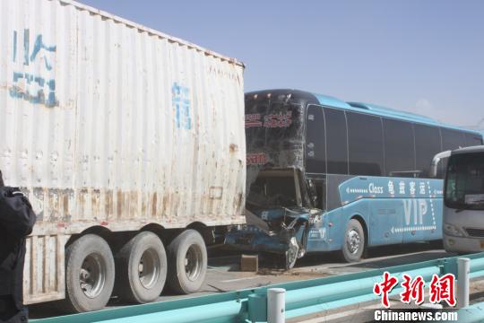 新疆库库高速遭沙尘暴突袭大客车追尾1死30伤