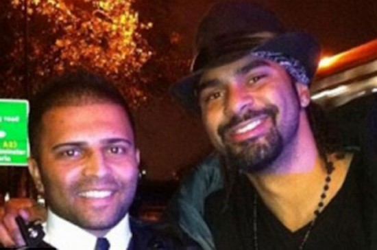 英警察拦住超速驾驶的拳击冠军 未收罚款反求