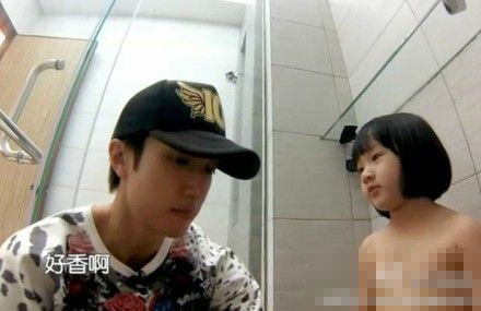 《爸爸回来了》首播惹争议 吴尊带女儿洗澡--人