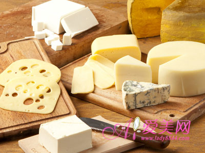 美容:清晨脸肿怎么办 6招快速恢复瓜子脸