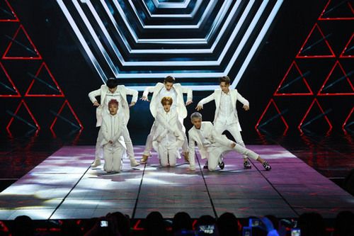 EXO-M榜上榜中国首秀 任鲁豫代粉丝互动