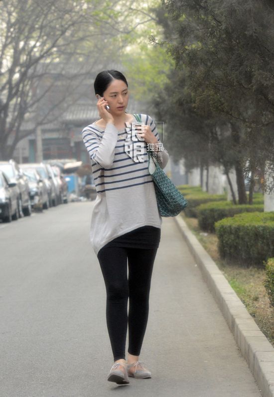 董璇素颜帮员工办社保 衣著宽松疑似怀孕(图)