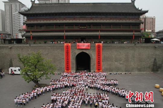 西安上千学子方言诵读唐诗 演绎秦风秦韵