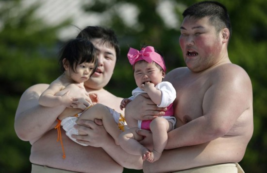 日本传统节日相扑选手比赛惹婴孩哭