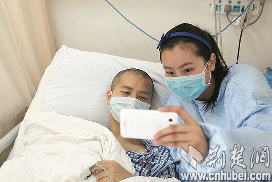 男友万元图片:90后女孩向患白血病男友求婚(图)