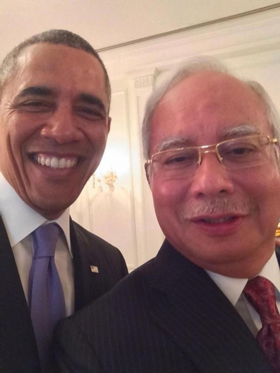 奥巴马拒绝女孩自拍请求 随即与马总理玩自拍