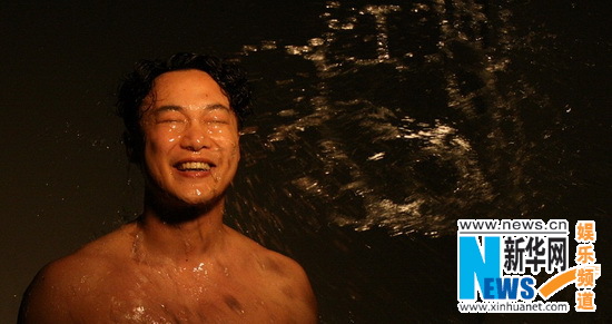 陈奕迅全新国语专辑封套曝光 任水柱泼正脸