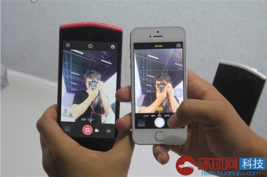 自拍达人不可错过 美图2手机现场实拍