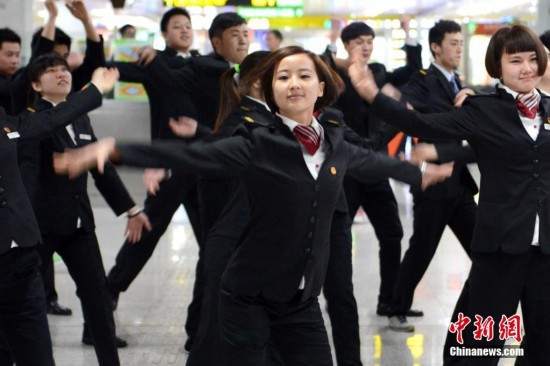 苏州地铁制服美女快闪热舞【2】--深圳频道-