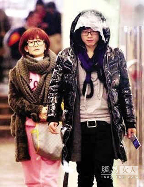 张杰与长发妞在家中打游戏被谢娜抓包(组图