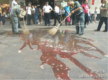 组图:广州闹市发生聚众斗殴事件 民警鸣枪制止