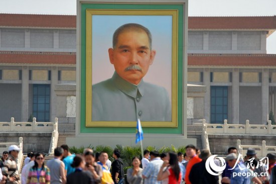 孙中山巨幅画像亮相天安门广场(组图)