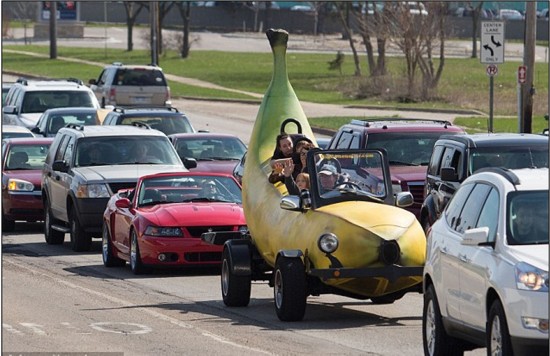 英国男子将座驾改装成大香蕉 赚足路人眼球(高