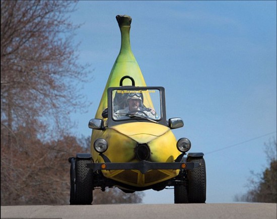 英国男子将座驾改装成大香蕉 赚足路人眼球(高