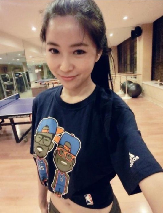 球星主播玩转健身房与众私交美女亲密instagram美女上的图片