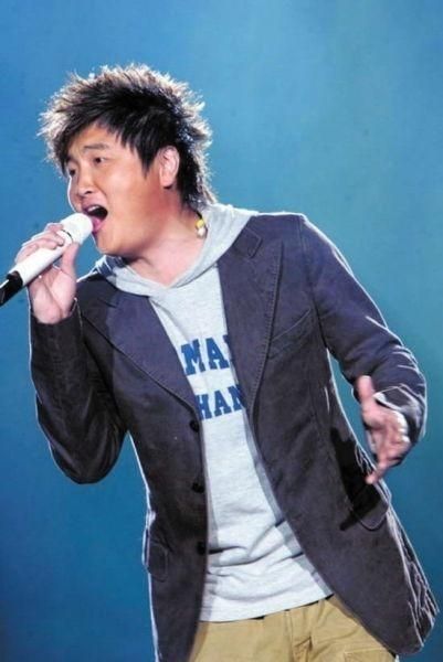 黄晓明手捞大闸蟹_黄晓明2018收入(2)