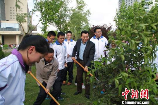 江苏盐城一中学高考前励志:放养鲤鱼 栽植桂树