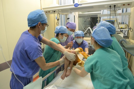 龙族小女孩普艳芳在武警总医院接受第一次植皮手术