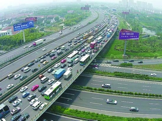 苏州交警启用无人飞机监控路况 全国尚属首例